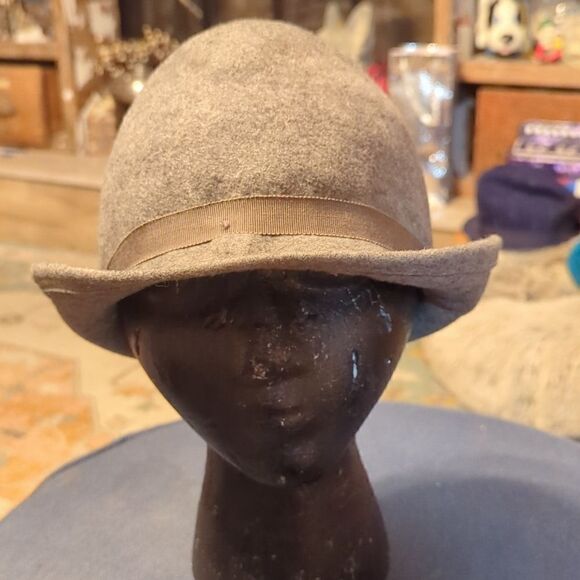Jacki Vintage Grey Felt Asymetrical Brim Hat, derby - Picture 2 of 14